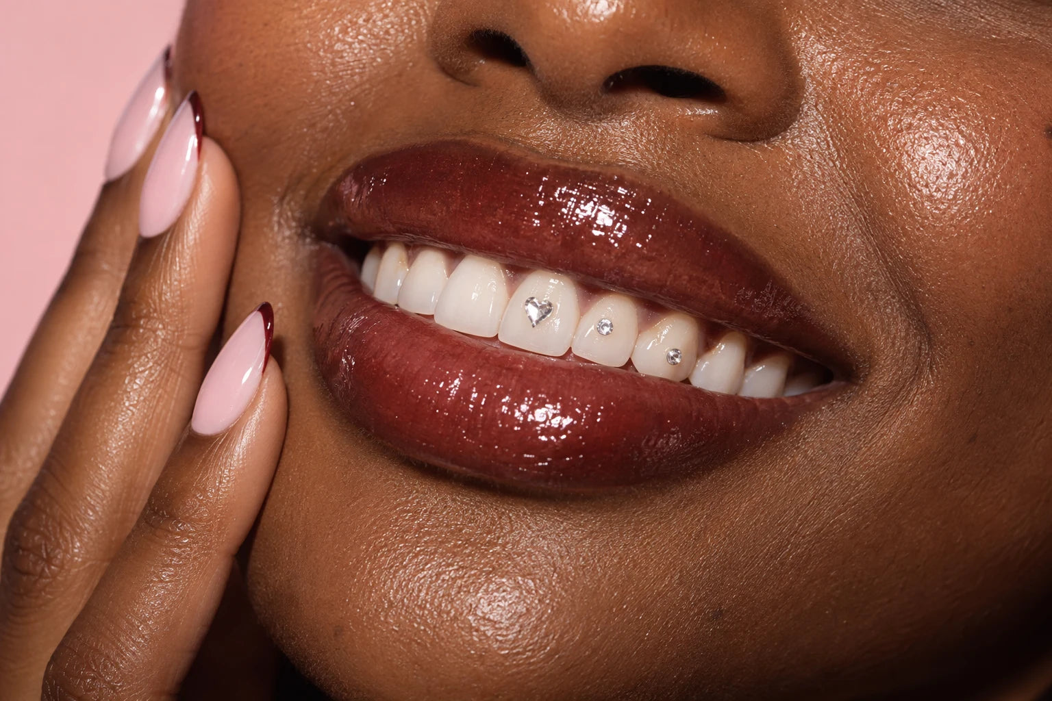 Campagne illustrative JUX : sourire aux cristaux, gloss cerise et manucure rose poudré